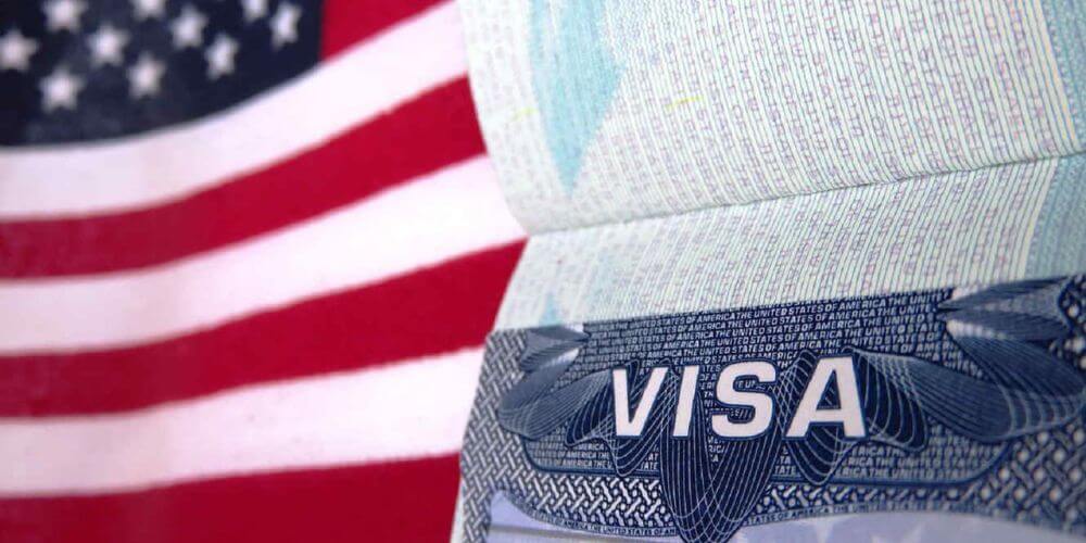 errores-mas-comunes-de-los-venezolanos-al-emigrar-a-USA-bandera-estados-unidos-visa-vcvzlacambios.com