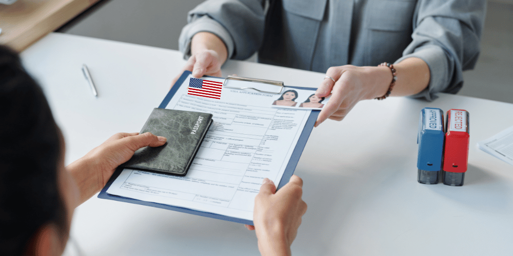 como-obtener-una-visa-de-trabajo-temporal-en-los-estados-unidos-persona-entregando-documentos-a-otra-vcvzlacambios.com