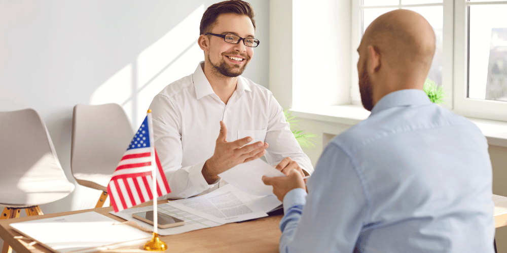 como-obtener-una-visa-de-trabajo-temporal-en-los-estados-unidos-dos-hombres-hablando-vcvzlacambios.com