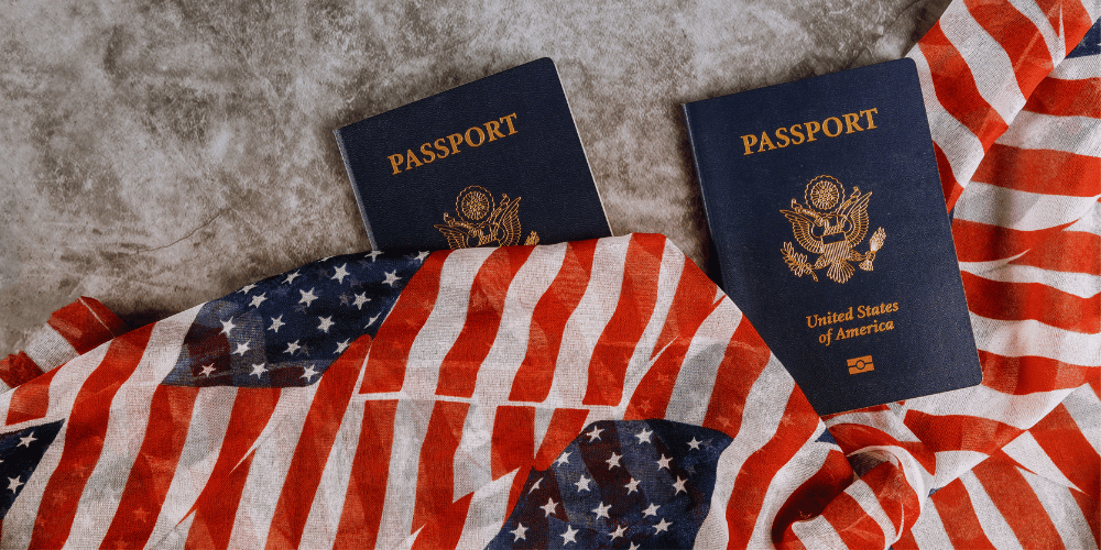 asi-podras-solicitar-un-pasaporte-estadounidense-como-emigrante-pasaporte-y-bandera-estados-unidos-vcvzlacambios.com