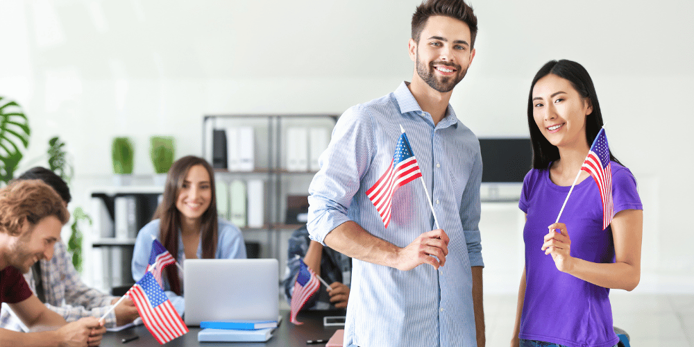 5-consejos-que-necesitas-saber-antes-de-estudiar-en-estados-unidos-jovenes-estudiantes-con-bandera-usa-vcvzlacambios.com