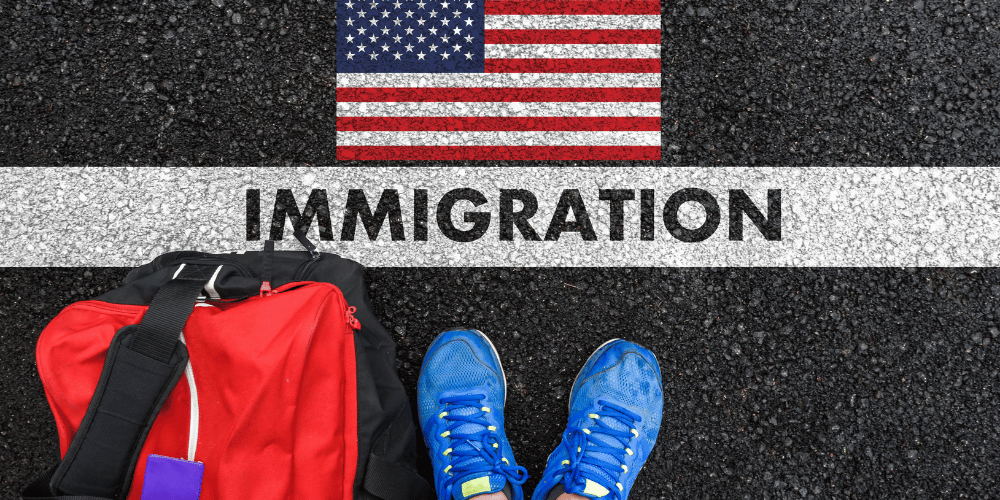 errores-como-inmigrante-evitalos-estados-unidos-zapatos-mochila-bandera-usa-vcvzlacambios.com